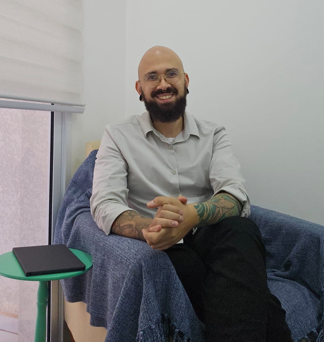Gabriel Morilla, psicólogo clínico, sorrindo no consultório