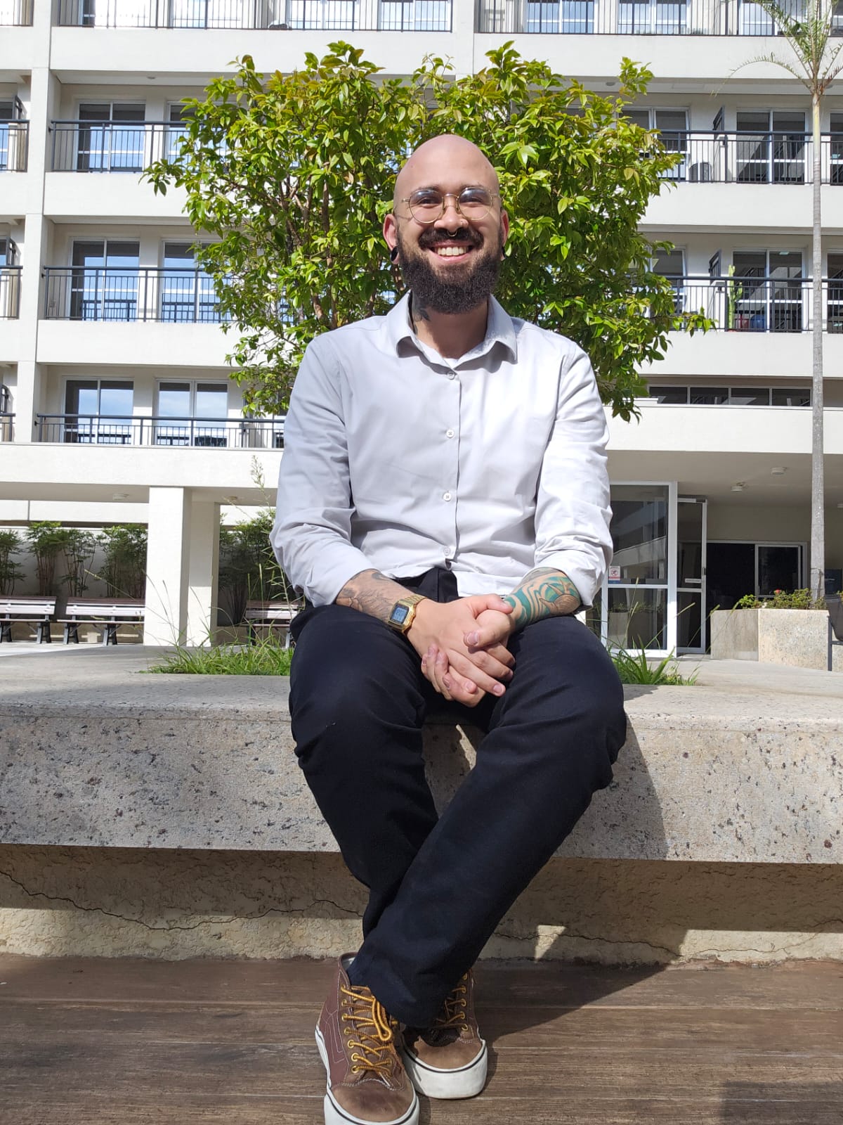 Gabriel Morilla sorrindo ao ar livre